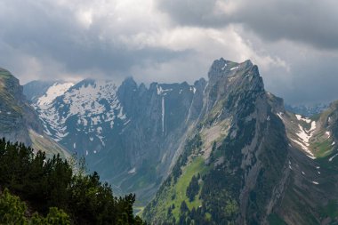 Hoher Kasten 'den Apenzellerland İsviçre' deki Sakson Lucke 'ye kadar Alpstein dağlarında muhteşem bir yürüyüş.