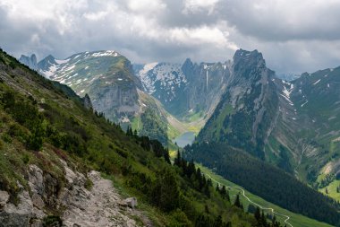 Hoher Kasten 'den Apenzellerland İsviçre' deki Sakson Lucke 'ye kadar Alpstein dağlarında muhteşem bir yürüyüş.