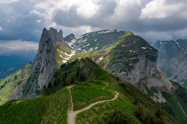 Hoher Kasten 'den Apenzellerland İsviçre' deki Sakson Lucke 'ye kadar Alpstein dağlarında muhteşem bir yürüyüş.