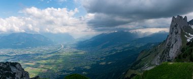 Hoher Kasten 'den Apenzellerland İsviçre' deki Sakson Lucke 'ye kadar Alpstein dağlarında muhteşem bir yürüyüş.