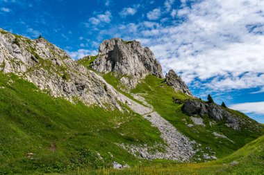 Vorarlberg Avusturya 'daki Hochkuenzelspitze' ye Biberacher Hut üzerinden Schroecken 'den fantastik bir yürüyüş.