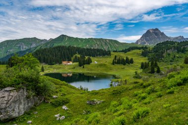 Vorarlberg 'deki Lechquellen Dağları' ndaki Koerbersee 'ye güzel bir yürüyüş - Warth-Schroecken - Bregenzerwald
