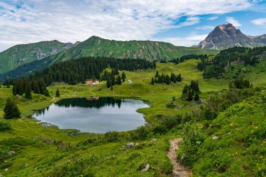 Vorarlberg 'deki Lechquellen Dağları' ndaki Koerbersee 'ye güzel bir yürüyüş - Warth-Schroecken - Bregenzerwald