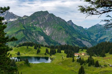 Vorarlberg 'deki Lechquellen Dağları' ndaki Koerbersee 'ye güzel bir yürüyüş - Warth-Schroecken - Bregenzerwald