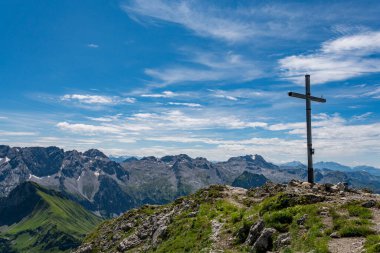 Vorarlberg Avusturya 'daki Hochkuenzelspitze' ye Biberacher Hut üzerinden Schroecken 'den fantastik bir yürüyüş.