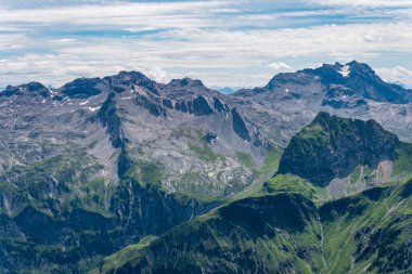 Vorarlberg Avusturya 'daki Hochkuenzelspitze' ye Biberacher Hut üzerinden Schroecken 'den fantastik bir yürüyüş.
