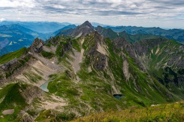 Vorarlberg Avusturya 'daki Hochkuenzelspitze' ye Biberacher Hut üzerinden Schroecken 'den fantastik bir yürüyüş.