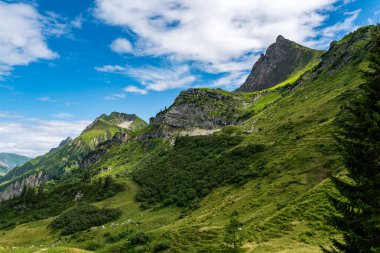 Vorarlberg Avusturya 'daki Hochkuenzelspitze' ye Biberacher Hut üzerinden Schroecken 'den fantastik bir yürüyüş.