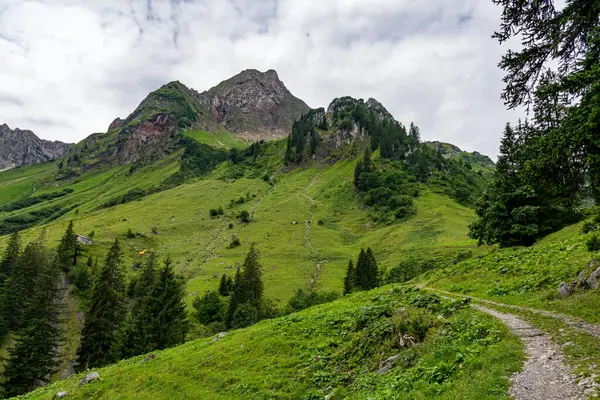 Vorarlberg Avusturya 'daki Hochkuenzelspitze' ye Biberacher Hut üzerinden Schroecken 'den fantastik bir yürüyüş.