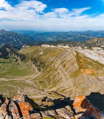 Kleinwalsertal Allgau Alplerinde Hoher Ifen 'de fantastik sonbahar dağ turu