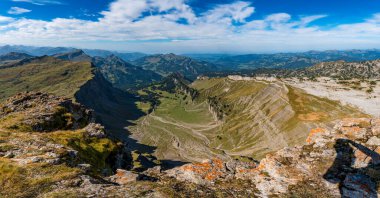 Kleinwalsertal Allgau Alplerinde Hoher Ifen 'de fantastik sonbahar dağ turu