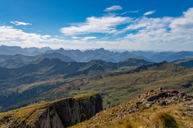 Kleinwalsertal Allgau Alplerinde Hoher Ifen 'de fantastik sonbahar dağ turu