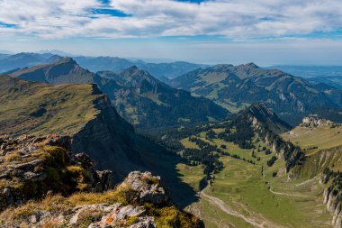 Kleinwalsertal Allgau Alplerinde Hoher Ifen 'de fantastik sonbahar dağ turu