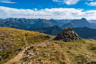 Kleinwalsertal Allgau Alplerinde Hoher Ifen 'de fantastik sonbahar dağ turu