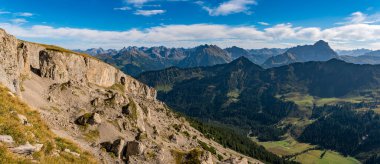 Kleinwalsertal Allgau Alplerinde Hoher Ifen 'de fantastik sonbahar dağ turu