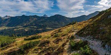 Kleinwalsertal Allgau Alplerinde Hoher Ifen 'de fantastik sonbahar dağ turu