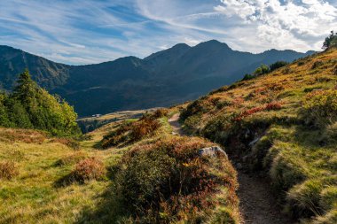 Kleinwalsertal Allgau Alplerinde Hoher Ifen 'de fantastik sonbahar dağ turu