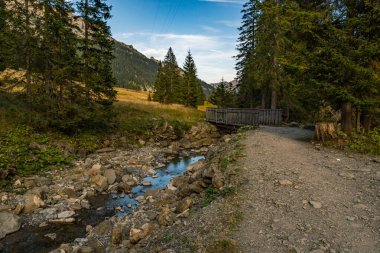 Kleinwalsertal Allgau Alplerinde Hoher Ifen 'de fantastik sonbahar dağ turu