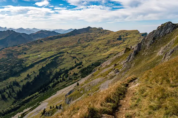 Kleinwalsertal Allgau Alplerinde Hoher Ifen 'de fantastik sonbahar dağ turu