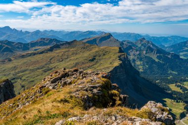 Kleinwalsertal Allgau Alplerinde Hoher Ifen 'de fantastik sonbahar dağ turu