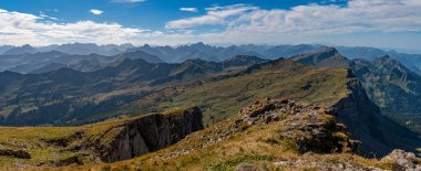 Kleinwalsertal Allgau Alplerinde Hoher Ifen 'de fantastik sonbahar dağ turu