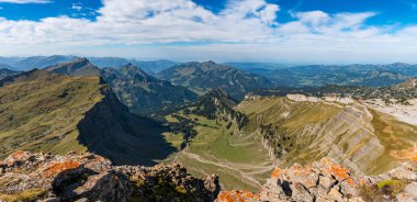 Kleinwalsertal Allgau Alplerinde Hoher Ifen 'de fantastik sonbahar dağ turu