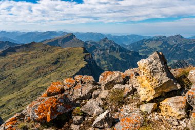 Kleinwalsertal Allgau Alplerinde Hoher Ifen 'de fantastik sonbahar dağ turu