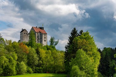 Ravensburg yakınlarındaki Yukarı Swabia 'daki Waldburg Kalesi' nin çevresindeki güzel yeşil bahar manzarası