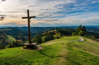 Leutkirch ve Isny yakınlarındaki Allgau 'daki Kreuzleshoe' ya renkli sonbahar yürüyüşü