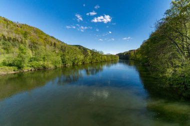 Illerschlelife boyunca harika bir bahar yürüyüşü. Altusried yakınlarında bir izleme platformu ve kale harabeleri var.