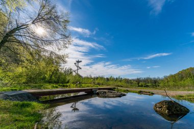Illerschlelife boyunca harika bir bahar yürüyüşü. Altusried yakınlarında bir izleme platformu ve kale harabeleri var.