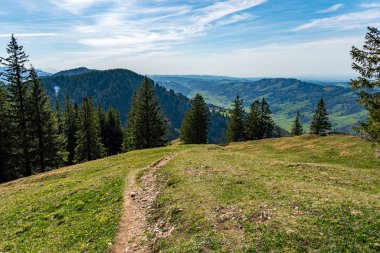 Immenstadter Borusu 'na ve Allgau yakınlarındaki Immenstadt Şelaleleri boyunca Gschwender Boynuzu' na manzaralı bahar yürüyüşü.