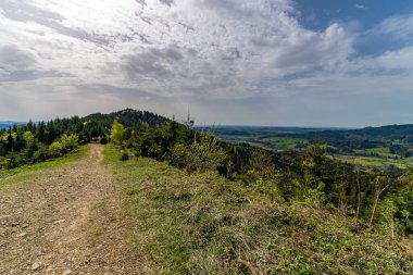Alttrauchburg Şatosu 'na bahar yürüyüşü Allgau' daki Kleinweiler yakınlarındaki Sonneck harabeleri üzerindedir.