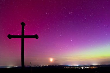 Renkli kuzey ışıkları, Güney Almanya 'da Allgau' da Aurora Borealis.