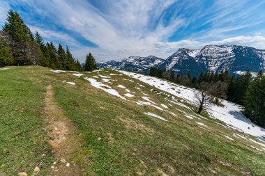 Oberstaufen Steibis yakınlarındaki Allgau 'daki Nagelfluhkette' deki Denneberg 'e doğru güzel bir panoramik yürüyüş yolu.