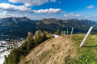 İlkbaharda Allgau 'daki Balderschwang' dan Girenkopf ve Heidenkopf üzerinden Siplingerkopf 'a güzel bir dağ turu.