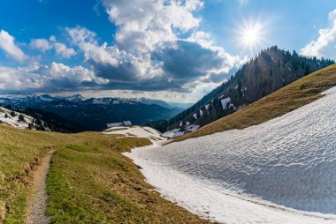 İlkbaharda Allgau 'daki Balderschwang' dan Girenkopf ve Heidenkopf üzerinden Siplingerkopf 'a güzel bir dağ turu.