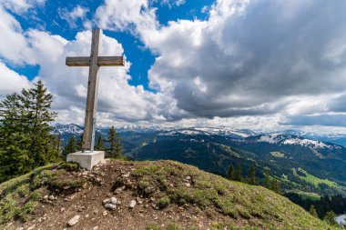 İlkbaharda Allgau 'daki Balderschwang' dan Girenkopf ve Heidenkopf üzerinden Siplingerkopf 'a güzel bir dağ turu.