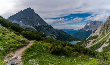 Ehrwald 'daki panoramik dağ turu Tajatorl üzerinden Drachensee' ye, Coburger Hut ve Seebensee Tiroler Zugspitz Arena 'da