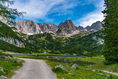 Ehrwald 'daki panoramik dağ turu Tajatorl üzerinden Drachensee' ye, Coburger Hut ve Seebensee Tiroler Zugspitz Arena 'da