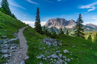 Ehrwald 'daki panoramik dağ turu Tajatorl üzerinden Drachensee' ye, Coburger Hut ve Seebensee Tiroler Zugspitz Arena 'da