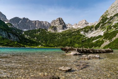 Tiroler Zugspitz Arena 'daki Ehrwald yakınlarındaki Mieminger dağlarında Vorderer Drachenkopf' a dağ turu