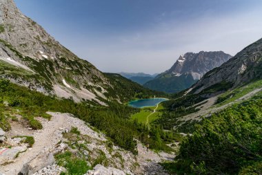 Tiroler Zugspitz Arena 'daki Ehrwald yakınlarındaki Mieminger dağlarında Vorderer Drachenkopf' a dağ turu