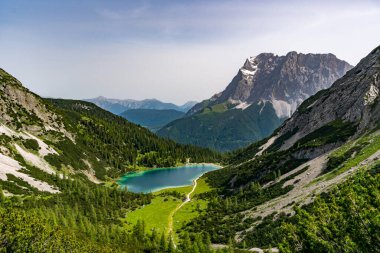 Tiroler Zugspitz Arena 'daki Ehrwald yakınlarındaki Mieminger dağlarında Vorderer Drachenkopf' a dağ turu