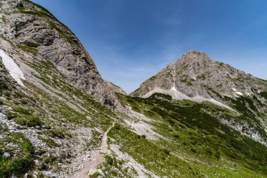 Tiroler Zugspitz Arena 'daki Ehrwald yakınlarındaki Mieminger dağlarında Vorderer Drachenkopf' a dağ turu