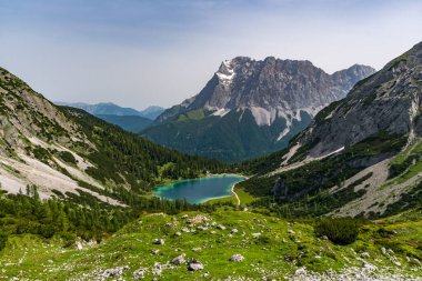 Tiroler Zugspitz Arena 'daki Ehrwald yakınlarındaki Mieminger dağlarında Vorderer Drachenkopf' a dağ turu