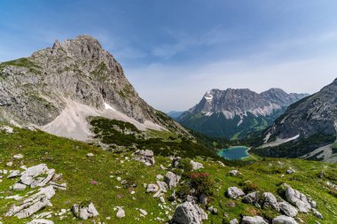 Tiroler Zugspitz Arena 'daki Ehrwald yakınlarındaki Mieminger dağlarında Vorderer Drachenkopf' a dağ turu