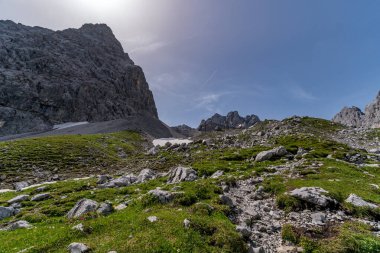Tiroler Zugspitz Arena 'daki Ehrwald yakınlarındaki Mieminger dağlarında Vorderer Drachenkopf' a dağ turu