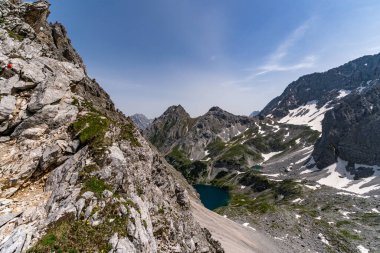 Tiroler Zugspitz Arena 'daki Ehrwald yakınlarındaki Mieminger dağlarında Vorderer Drachenkopf' a dağ turu