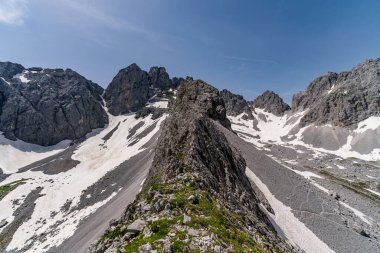 Tiroler Zugspitz Arena 'daki Ehrwald yakınlarındaki Mieminger dağlarında Vorderer Drachenkopf' a dağ turu